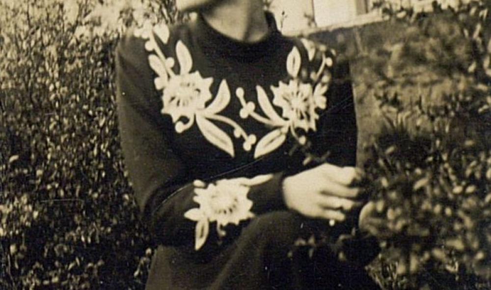 Dans les années 1940, Yvonne Guilloux, la fille de Louis et Renée, dans le jardin briochin (© Bibliothèques de Saint-Brieuc). 
