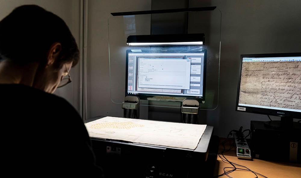 ou encore les salles de numérisation, où les documents sont scannés avant d’être mis en ligne sur le site internet des Archives, ce qui les rends plus facilement accessibles. © Agence lalanterne.bzh 