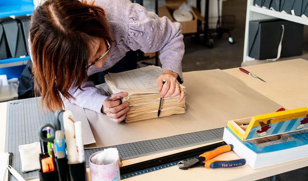 Enfin, cette visite privée des Archives est aussi l’occasion de découvrir des professions passionnantes, comme ici celle des archivistes, gardiens et gardiennes de la mémoire. © Agence lalanterne.bzh 
