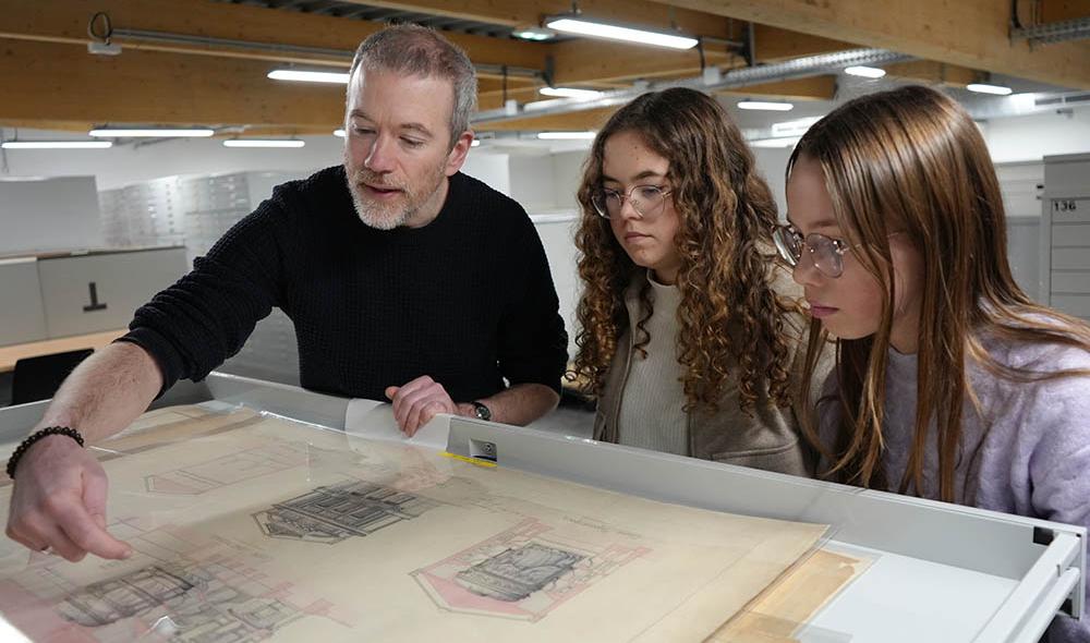 Changement de salle : ici, Apolline et Elisa découvrent des plans anciens. « Les plus anciens documents conservés ici datent des années 1000 et proviennent d’abbayes costarmoricaines », précise Vincent. © Virginie Le Pape