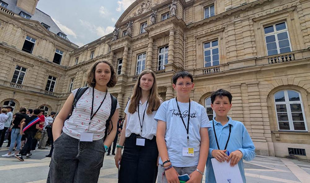 10 h. Elli, Tinaïg, Pierre et Ewenn arrivent au Sénat. Le lieu est impressionnant, tant par ses bâtiments historiques que par sa fonction : c’est ici que les lois sont discutées et ajustées, avant d’être votées et mises en application.  Crédit : V. Le Pape