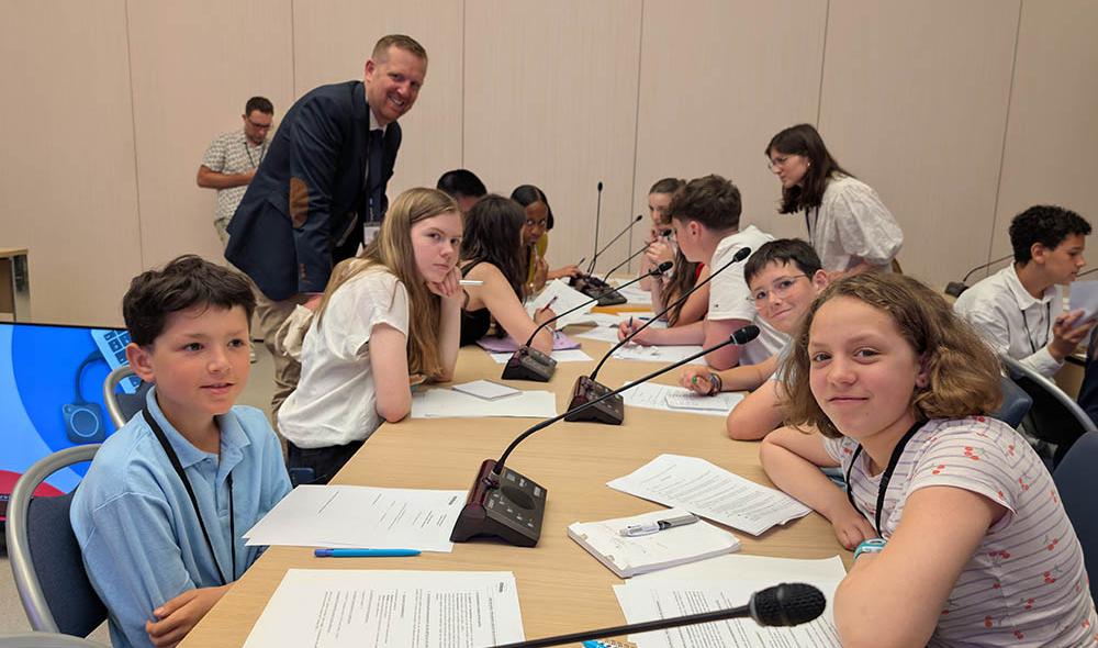 Au sein de leur commission, les jeunes ont pour mission d’étudier un texte de loi visant à protéger les jeunes de l’addiction aux réseaux sociaux. En atelier, ils réfléchissent à des amendements qui pourraient permettre d’améliorer le texte. Crédit : V. Le Pape