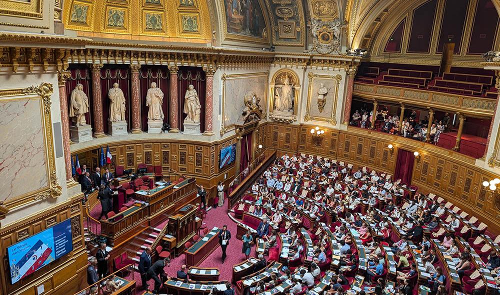 14 h 30. Les jeunes pénètrent dans l’impressionnant hémicycle pour une séance de questions au président du Sénat, Gérard Larcher.  Crédit : V. Le Pape