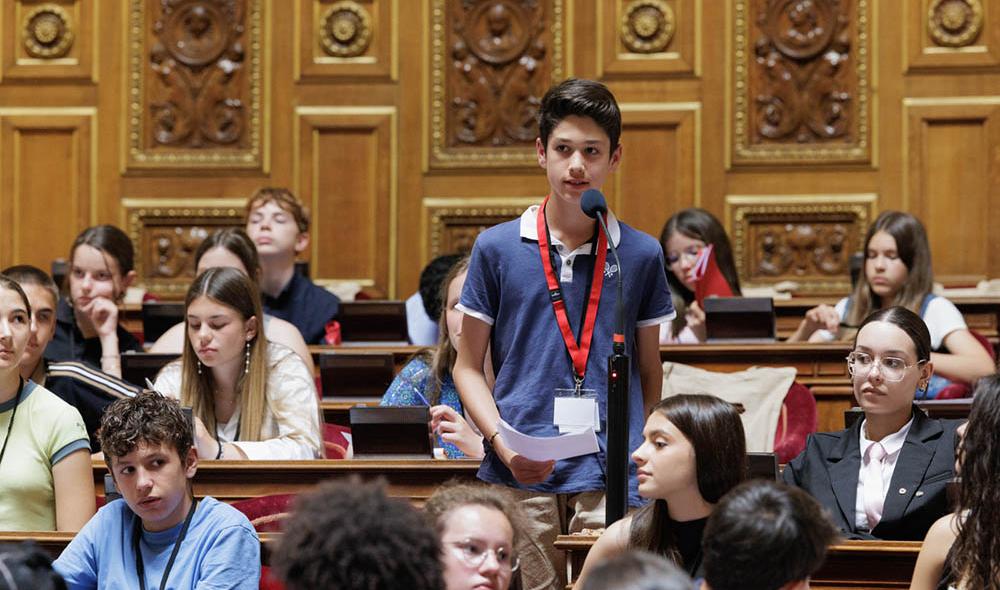 Quelques ados ont été élus pour représenter l’ensemble des jeunes et prendre la parole dans l’hémicycle. Il en faut du courage pour s’adresser au deuxième homme de la République, celui-là même qui remplacerait provisoirement Emmanuel Macron si celui-ci ne pouvait plus exercer. Crédit : Sénat - DR