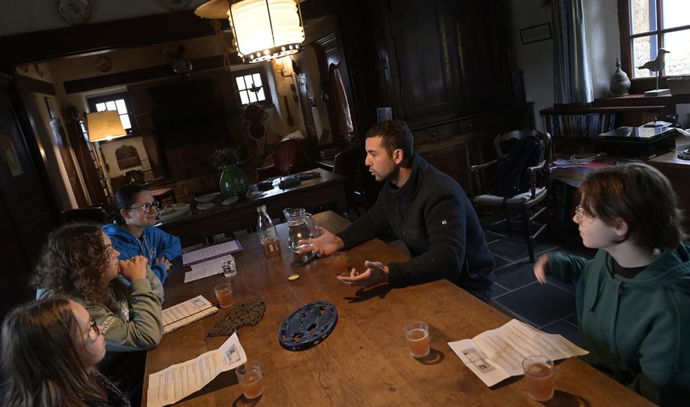 Il est l’heure de partir en reportages. Pour chaque numéro, les ados membres de la rédaction se mettent dans la peau des journalistes et réalisent interviews et reportages. Ici, l’interview de Guirec Soudée réalisée par Elisa, Apolline, Roxane et Maëlle pour le n° 3 du Mag’. Photo : Thierry Jeandot