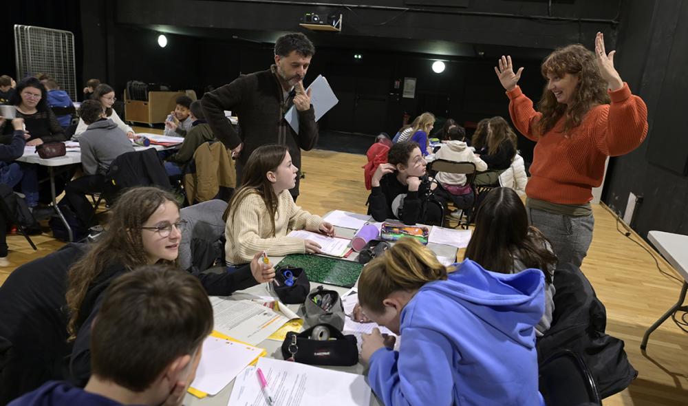 Participer au Mag’, c’est aussi avoir la possibilité de prendre la plume et de contribuer à la rédaction des pages 4 et 5. Ici, ce sont les 5e du collège Yves-Coppens de Lannion qui s’y collent. Photo : Thierry Jeandot