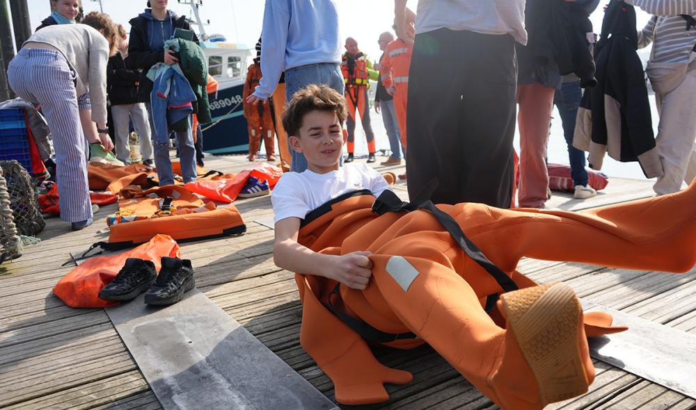 Professeurs et sauveteurs avaient gardé la surprise : l’après-midi sera marqué par une simulation de naufrage en mer. Il est l’heure d’enfiler les combinaisons de survie ! « Tous les navires professionnels en sont équipés, précise Cyril, l’un des sauveteurs. En cas de naufrage, elles permettent à l’équipage de survivre 48 heures en mer dans une eau à sept degrés. »