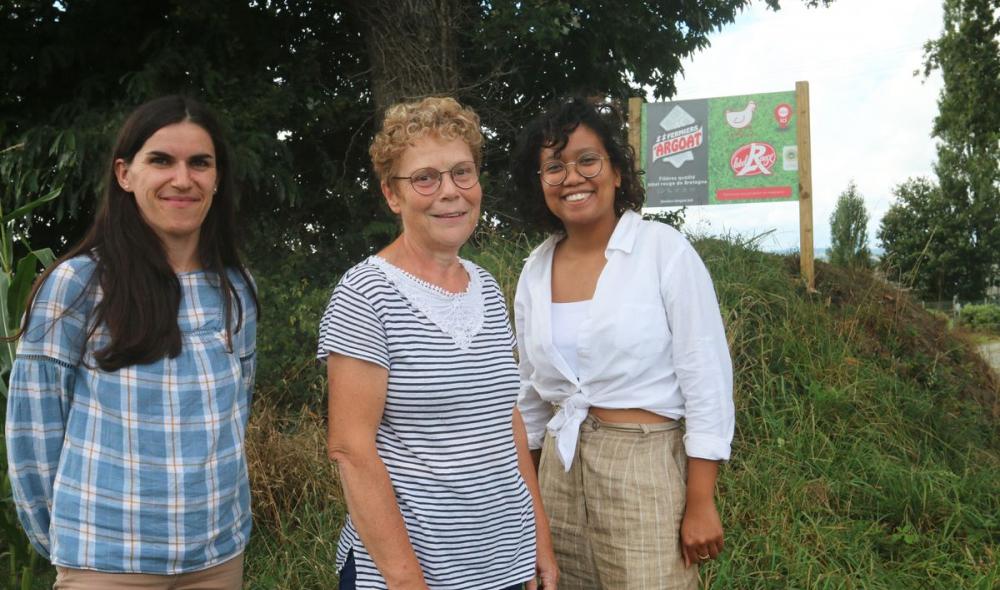 Au centre, Françoise Le Cam, éleveuse de volailles à Laniscat et présidente des Fermiers d'Argoat. A gauche, Magalie Corre, ingénieure agronome, animatrice et coordinatrice du groupement, et Ravaka Rasolo, élève-ingénieure agronome et stagiaire (photo Pascal Le Coz).